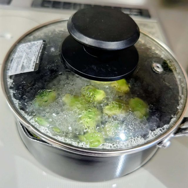 そらまめを茹でる