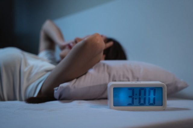 眠れない女性 イメージ