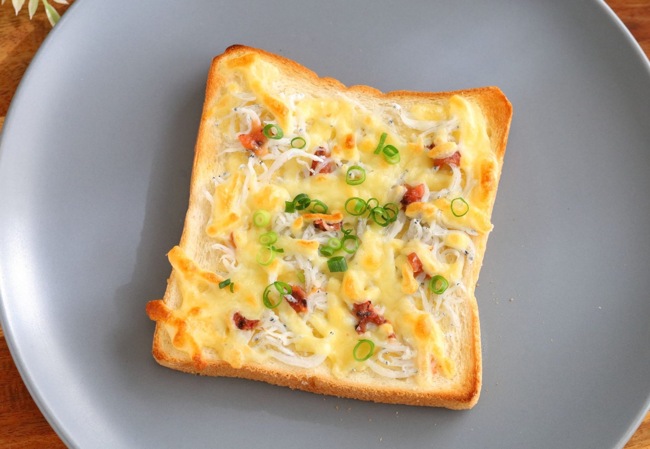 5分で完成！さっぱり和風「梅しらすチーズトースト」