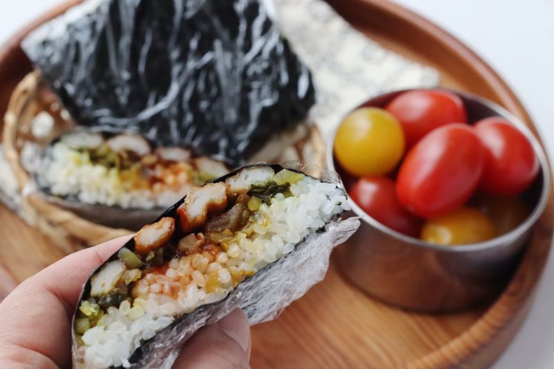 がんばらなくて大満足！「ちくわと高菜のピリ旨ペタンコおにぎり」「ミニトマト」2品弁当