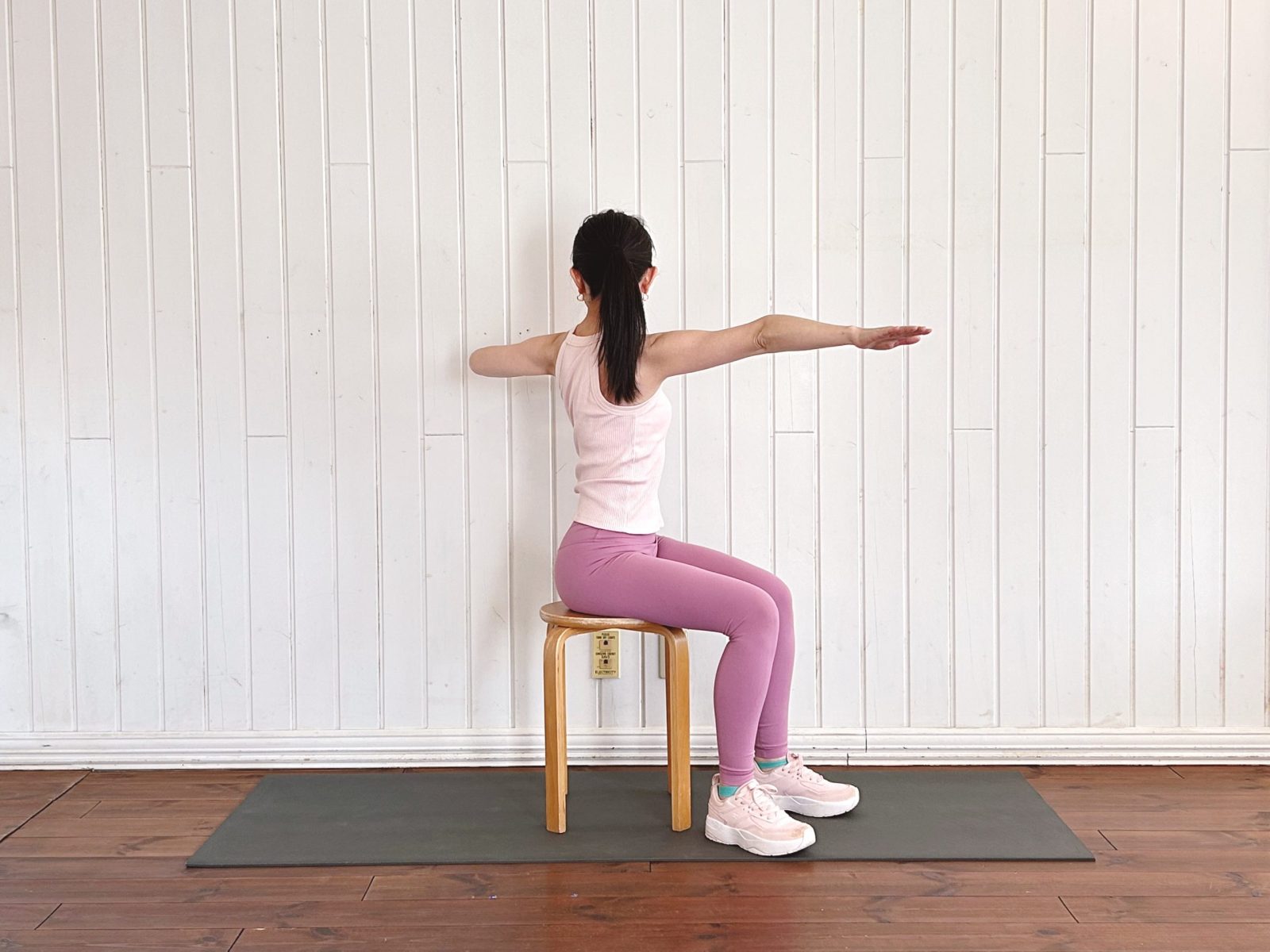 【1分朝活】美くびれと小顔をつくる！スキマ時間にちょうどいい「肩甲骨はがし」