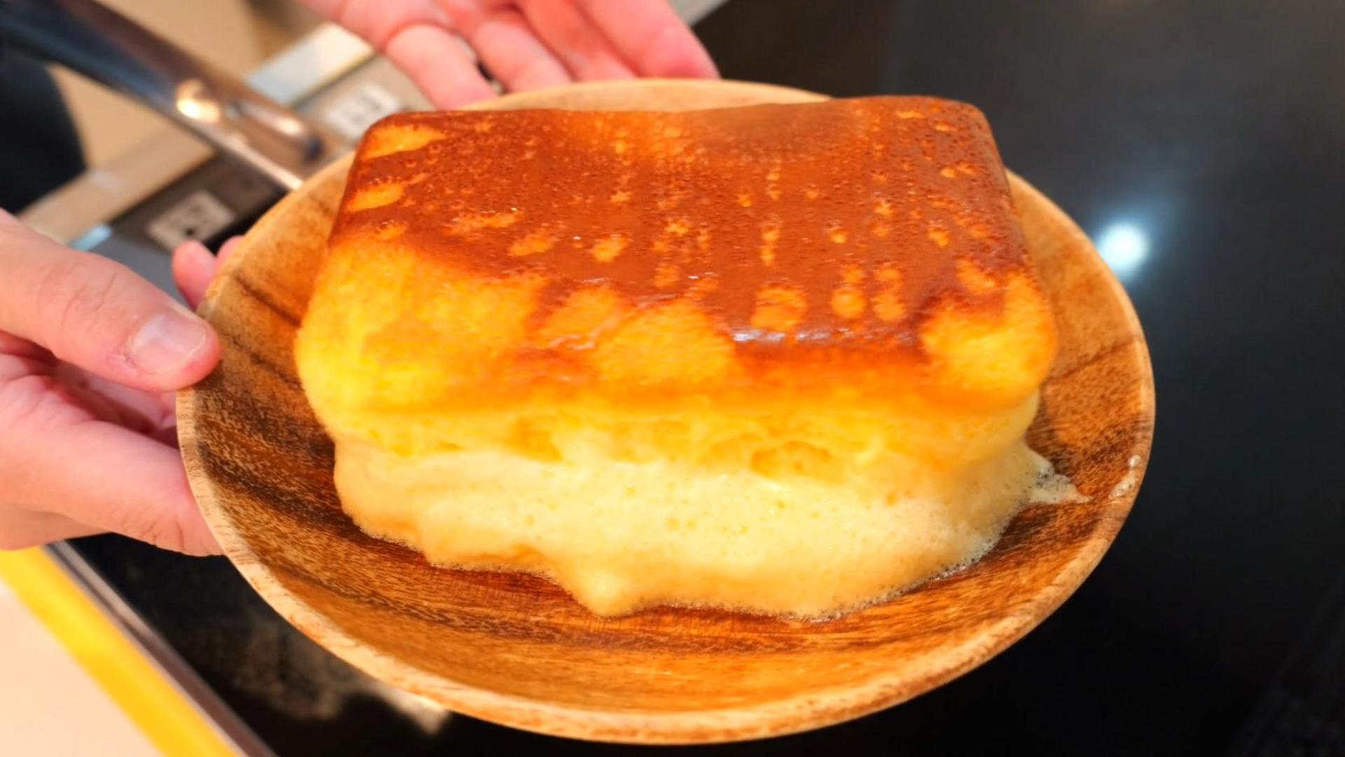 混ぜて焼くだけ！材料2つでふわしゅわ♪「スフレパンケーキ」の作り方