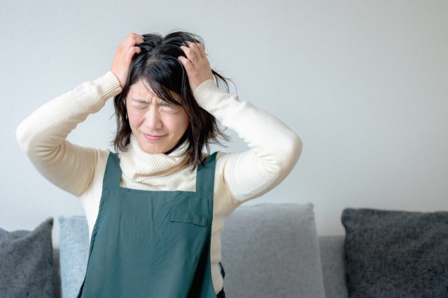 イライラする女性のイメージ