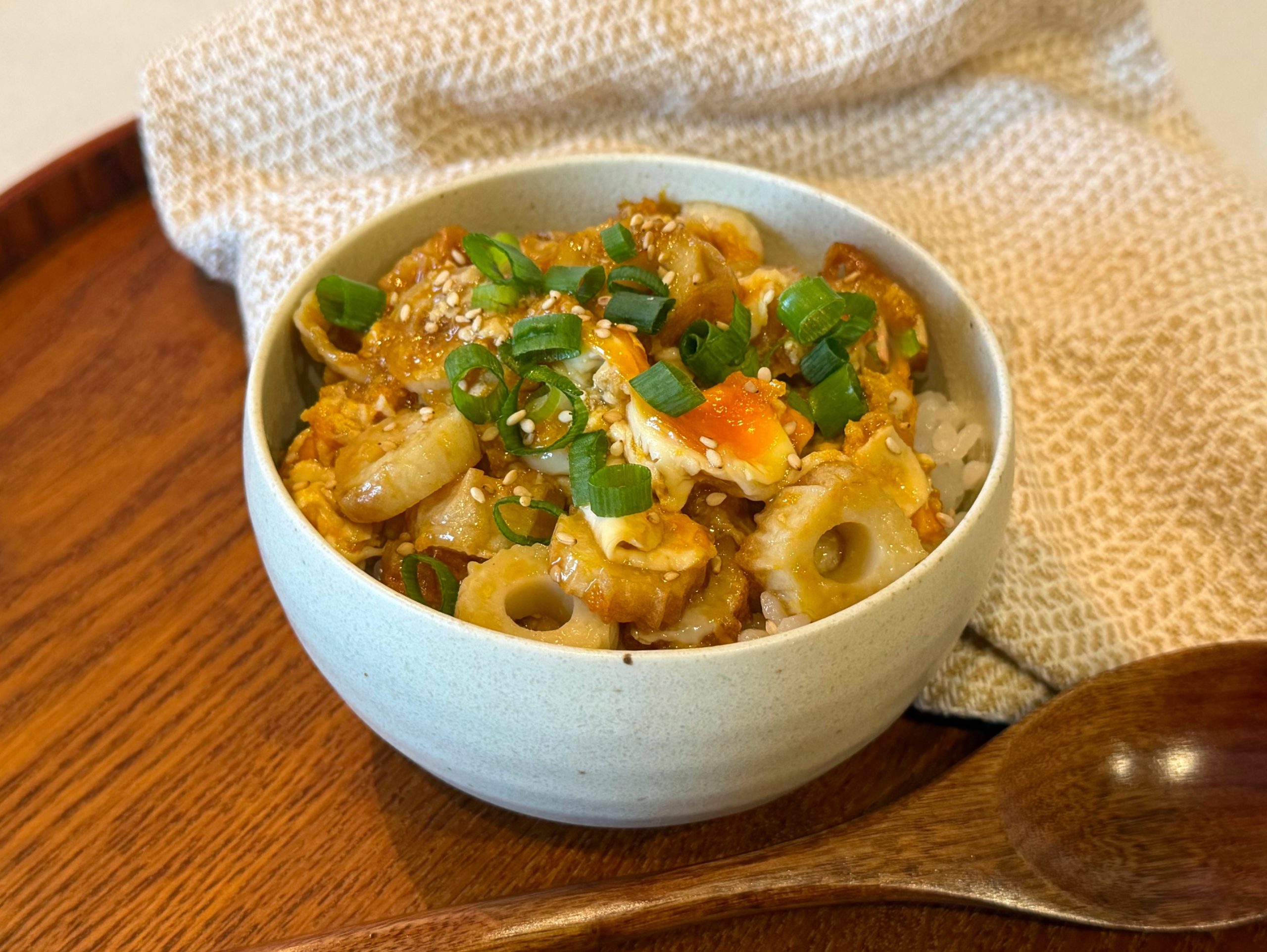 包丁要らず！材料2つだけ。節約「とろ玉ちくわ丼」