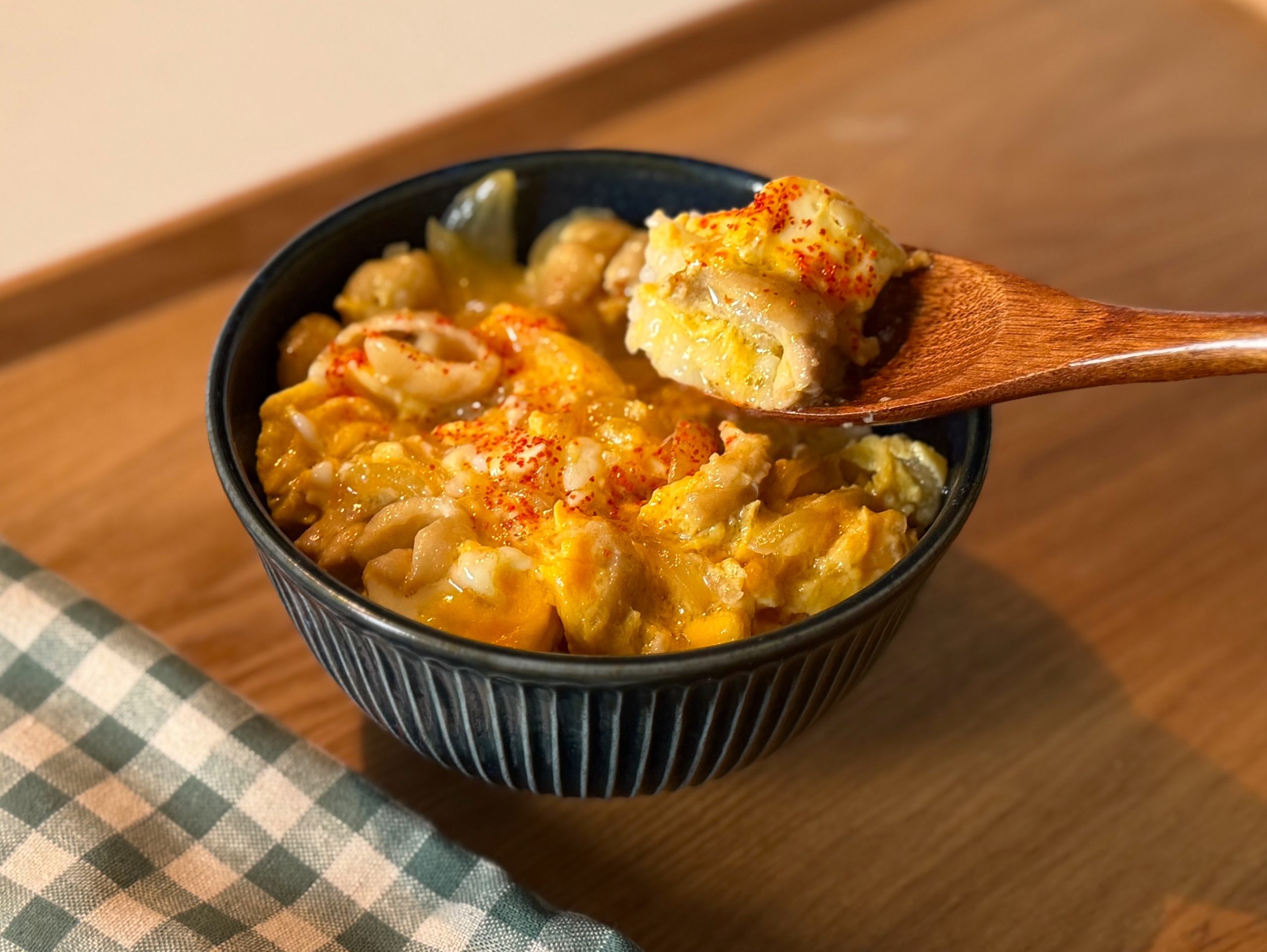 捨ててたら損！1食50円でできる「鶏皮親子丼」レシピ