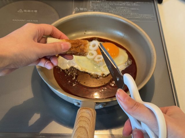 ちくわを切る