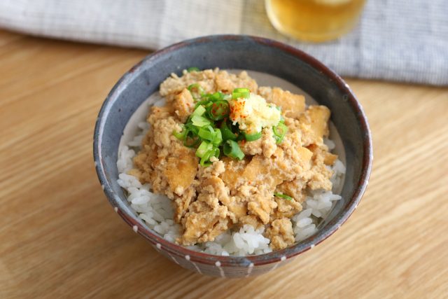 厚揚げの甘辛そぼろ丼