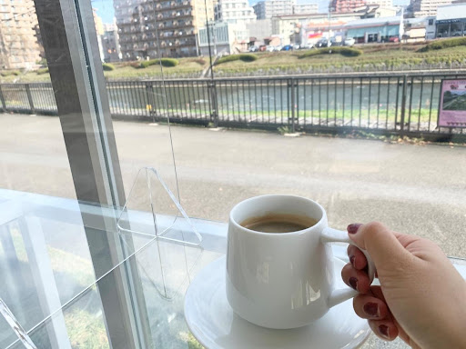 コーヒーを持つ手