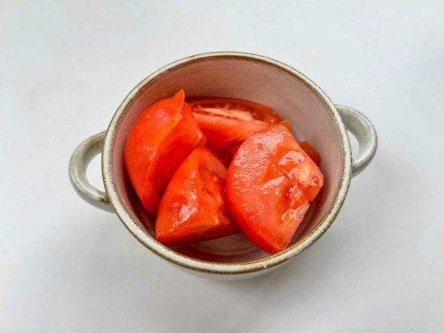 4等分したトマト