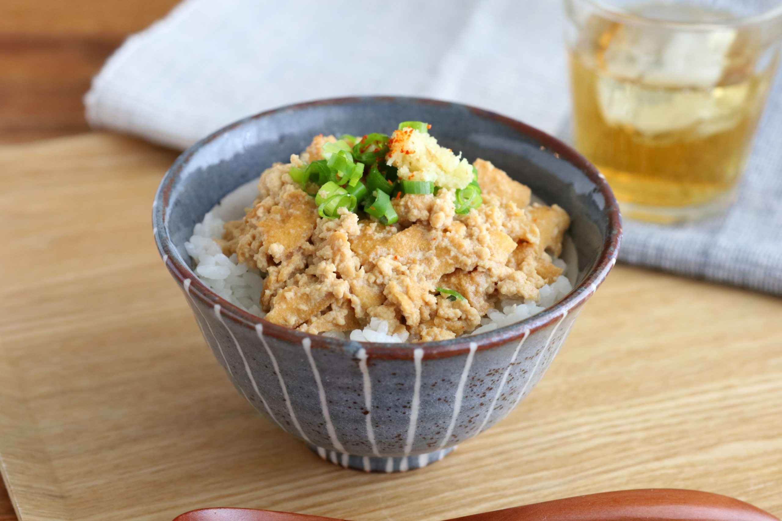 包丁いらずで5分！節約＆高たんぱく「厚揚げの甘辛そぼろ丼」