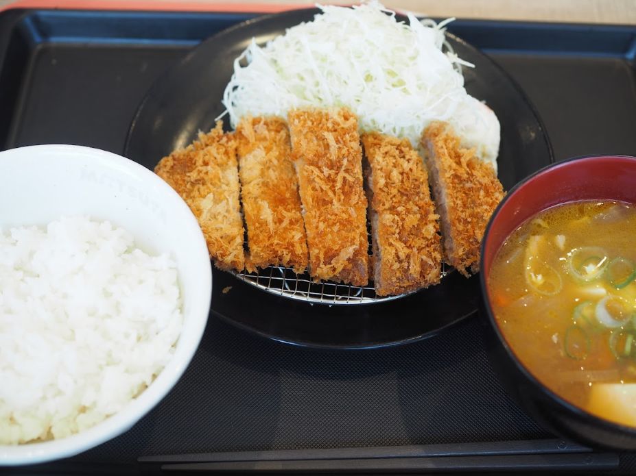 朝から揚げ立てを満喫！松のや「得朝ロースかつ定食」550円を実食