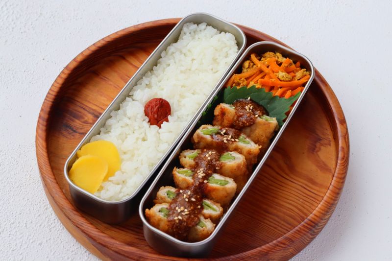 少ない油でサクッと！「絹さやの肉巻きカツ」「ツナとにんじんのカレーキンピラ」2品弁当