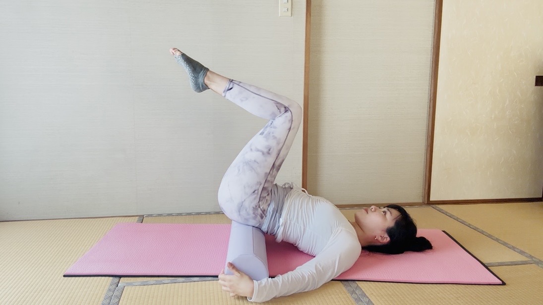 座りっぱなしで脚パンパン…寝たまま1分！「股関節ほぐし」でむくみ対策