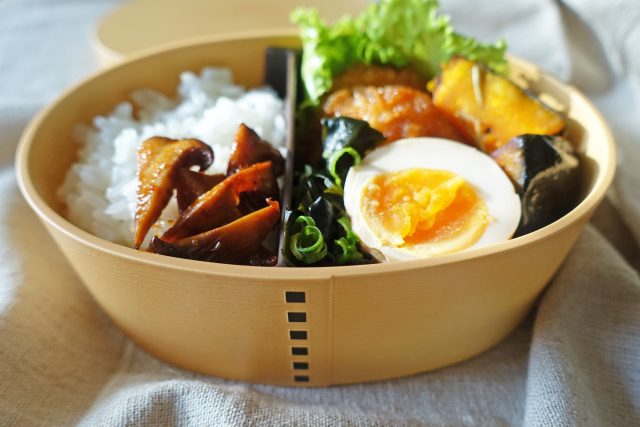 詰めるだけでおいしそう♪レンジも食洗機もOK！「HAKOYA 抗菌塗り曲げわっぱ一段弁当」