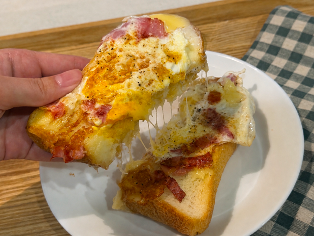 材料4つで幸せ！「とろ～りチーズのベーコンエッグトースト」