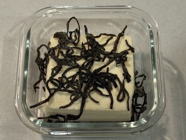 塩昆布をのせた豆腐