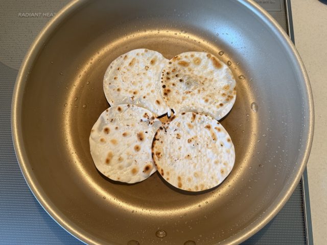 焼き目が付いた餃子の皮
