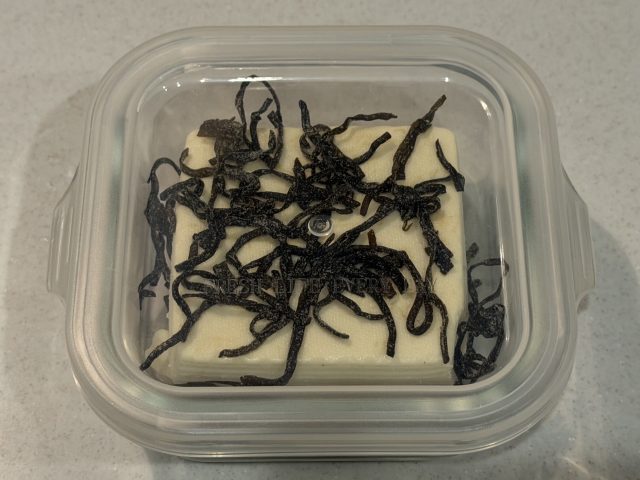 塩昆布をのせた豆腐