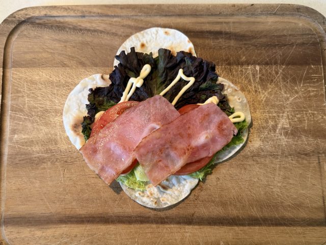 ベーコンをのせる