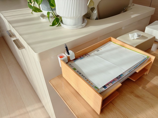 机の上の書類置き場