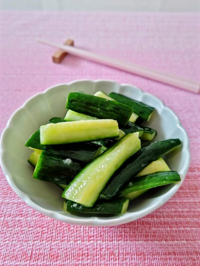 おはようございます。<strong>野菜料理家やのくにこ</strong>です。
暑くなると、商店街や旅先の店先で、キュウリに割りばしを刺して浅漬けにした「浅漬け1本キュウリ」を見かけることはありませんか。水分補給にもおすすめのキュウリは、熱中症予防にもぴったりの野菜です。時々思い出しては食べたくなる「浅漬け1本キュウリ」を、手軽に食べやすく、サラダ感覚で作ってみませんか。
キュウリは意外と傷みやすいので、浅漬けにして保存するのがおすすめです。今回はサラダ感覚で食べられる「ポリポリキュウリのサラダ漬け」と「ポリポリからしキュウリ」の作り方をご紹介します。
<h2>【ポリポリキュウリのサラダ漬け】</h2>
<img class="alignnone size-medium wp-image-320548" src="https://pub-ce58bcd895d04362adaa921fae93d758.r2.dev/wp-content/uploads/2026/06/2be1fd40f74eda23a4b8cda52bfcedc3-640x853.jpg" alt="" width="640" height="853" />
<h3>材料 作りやすい分量</h3>
キュウリ…2本
塩…小さじ1/4
A 米酢…大さじ1
A ハチミツ…小さじ2
A 水…大さじ1
<h3>作り方</h3>
【1】キュウリの両端を落とし、縦に4等分、横に4等分に切ってポリ袋に入れる。
【2】塩を加え、軽くもんでなじませる。
【3】Aを加えて混ぜたら口を縛り、冷蔵庫で1時間〜ひと晩置く。
<img class="alignnone size-medium wp-image-320552" src="https://pub-ce58bcd895d04362adaa921fae93d758.r2.dev/wp-content/uploads/2026/06/97dd0938dcb25cccf8490d09929cf80e-640x853.jpg" alt="" width="640" height="853" />
あっさりとした甘酢味で、ポリポリとサラダ感覚で食べられます。薄味なので、濃い味が好きな方は塩を増やしてみてくださいね。
1本キュウリにしたいときは、両端を落として縞目にむき、そのまま漬けてください。
<h2>【ポリポリからしキュウリ】</h2>
<img class="alignnone size-medium wp-image-320550" src="https://pub-ce58bcd895d04362adaa921fae93d758.r2.dev/wp-content/uploads/2026/06/5377df3b8058cf7219386f1091623179-640x853.jpg" alt="" width="640" height="853" />
<h3>材料 作りやすい分量</h3>
キュウリ…2本
塩…小さじ1/4
A だし醤油…大さじ1
A 練りからし…大さじ1
<h3>作り方</h3>
【1】キュウリの両端を落とし、1cm程度の厚さの輪切りにしてポリ袋に入れる。
【2】塩を加えてなじませる。
【3】Aを加えて混ぜ合わせたら口を縛り、冷蔵庫で1時間〜ひと晩置く。
<img class="alignnone size-medium wp-image-320553" src="https://pub-ce58bcd895d04362adaa921fae93d758.r2.dev/wp-content/uploads/2026/06/f6a6dd78d2d79d102f4111d9a173a29a-640x853.jpg" alt="" width="640" height="853" />
からしは辛さがやわらぎ、爽やかな旨味に変わります。薄味なので、濃い味が好きな方はだし醤油を増やしてみてくださいね。
どちらも冷蔵庫で5日間保存できます。
バットの上に置いて冷蔵保存すると、水漏れが気にならず保存できます。
<img class="alignnone size-medium wp-image-320554" src="https://pub-ce58bcd895d04362adaa921fae93d758.r2.dev/wp-content/uploads/2026/06/1b920cf31ba5787bf67bf5055d8e212a-640x853.jpg" alt="" width="640" height="853" />
キュウリには食物繊維やカリウムも含まれ、腸内環境を整えたり、腸の働きをサポートして便通を整える効果も期待できます。
熱中症予防にもぴったりのキュウリを毎朝食べて、健康的な食生活とゆる腸活を楽しみましょうね。
<h3>その他のキュウリ料理はこちら</h3>
▼カニカマキュウリ
<a href="https://ameblo.jp/atelieryano/entry-12808237697.html">https://ameblo.jp/atelieryano/entry-12808237697.html</a>
▼キュウリとみょうがの酢の物
<a href="https://ameblo.jp/atelieryano/entry-12820273051.html">https://ameblo.jp/atelieryano/entry-12820273051.html</a>
次回は、夏野菜の代表!「オクラのおいしい食べ方」をご紹介します。
*この公式ブログは毎週火曜日に更新します。次回もどうぞお楽しみに!