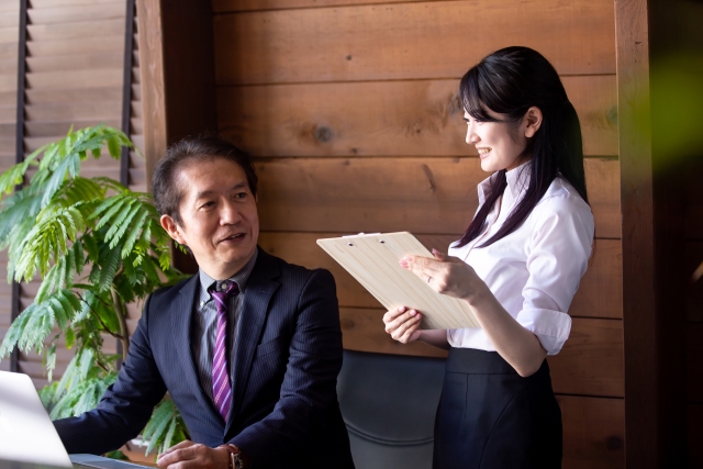 上司と話す女性