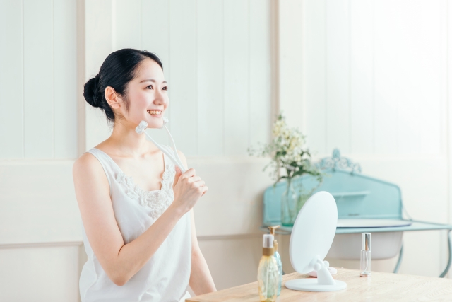 顔マッサージがたるみの原因に？スッキリフェイスラインを目指す正しいケア
