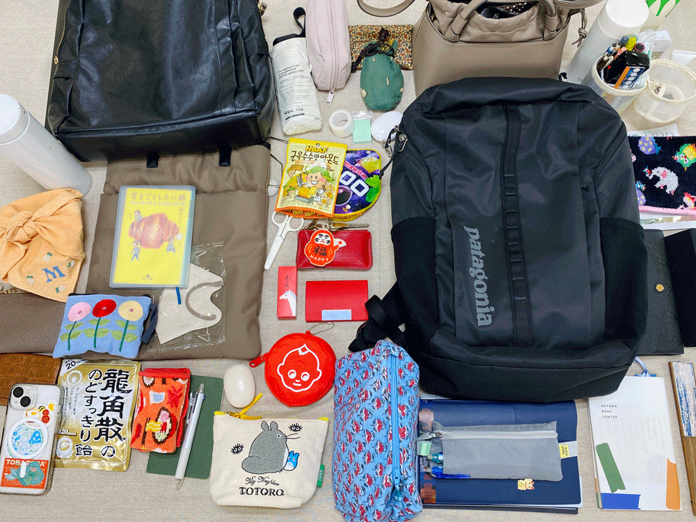 荷物が少ない人、多い人。スタッフのリアルな「通勤バッグの中身」を公開