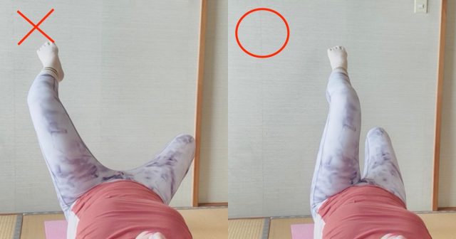 軸脚の膝が外側に開いたNG例と、膝をまっすぐ保ったOK例の比較