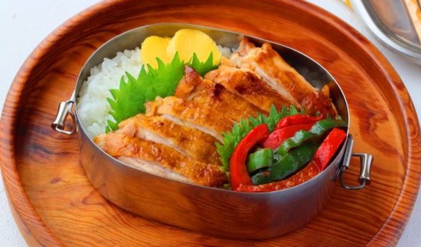 焼肉のたれで味つけがラク！「鶏の照り焼き」「パプリカとピーマンのカレー炒め」2品弁当
