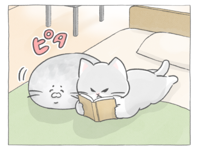 【四コマ漫画】vol.208｜読書中、そっと近づいてきた“まんまる”の正体