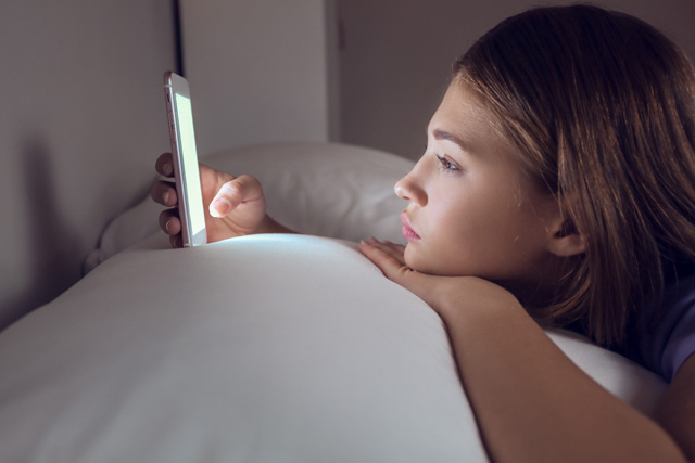 「夜ふかし」を3単語の英語で言うと？