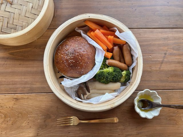 パンと温野菜のシンプルモーニング