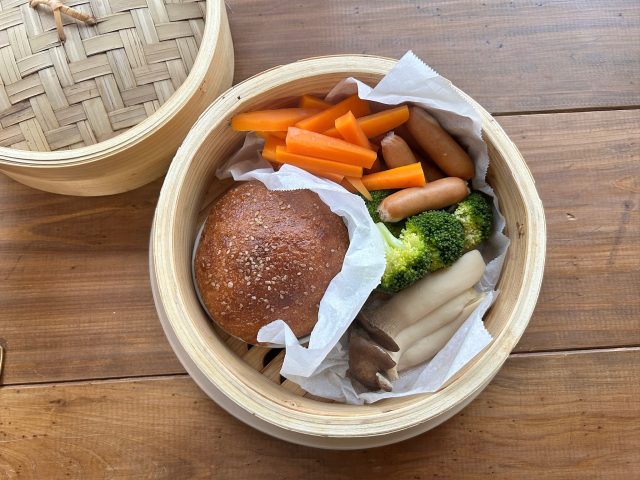 せいろに入った野菜とパン