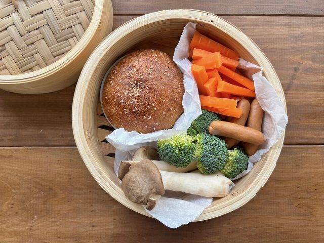 せいろに詰めた野菜とパン