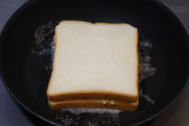 フライパンにのった食パン