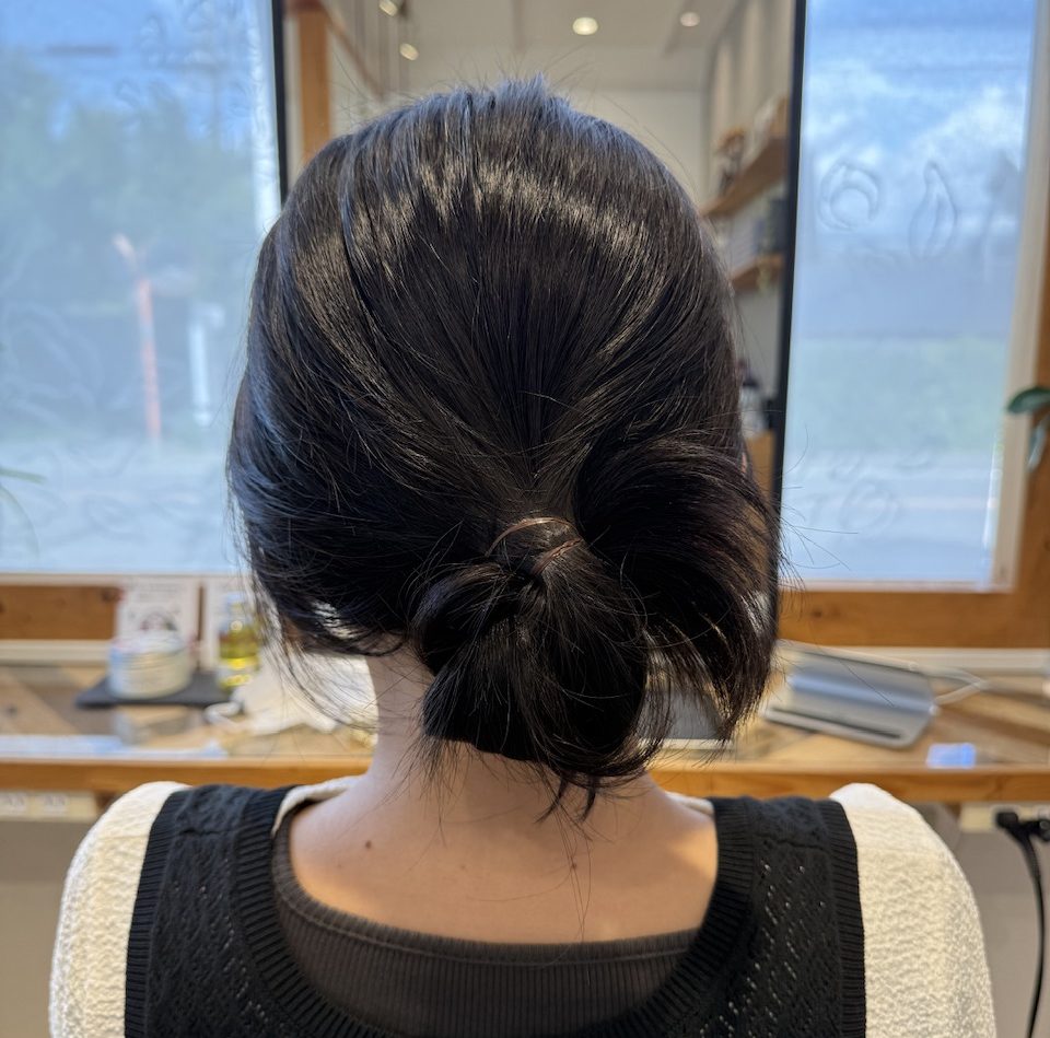 髪が落ちてこない！レイヤーヘア向け簡単お団子アレンジ