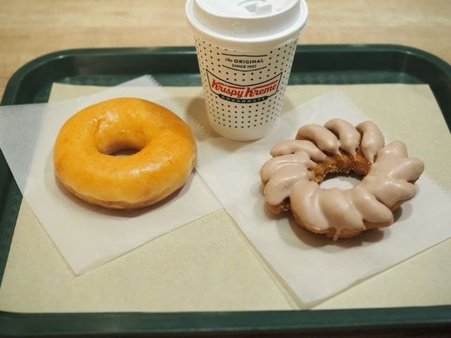 アイスコーヒーとミルクティークルーラーとドーナッツ