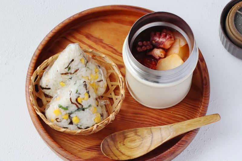 夏もスープジャーが活躍！「たこじゃが」「大葉コーンのおにぎり」2品弁当