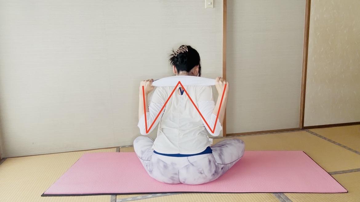座ったまま8回！フェイスタオルで簡単「背中すっきり」ピラティス