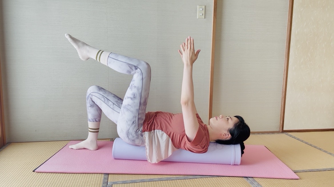 【朝1分】ぽっこり下腹対策！膝をくるくる回す「体幹ピラティス」