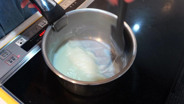 ミルク餅を混ぜている鍋