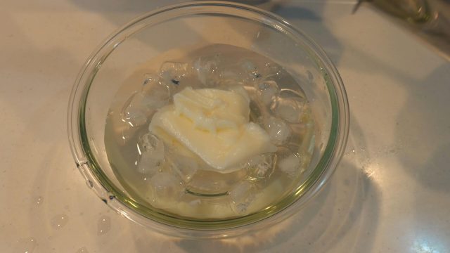 氷で冷やしているミルク餅