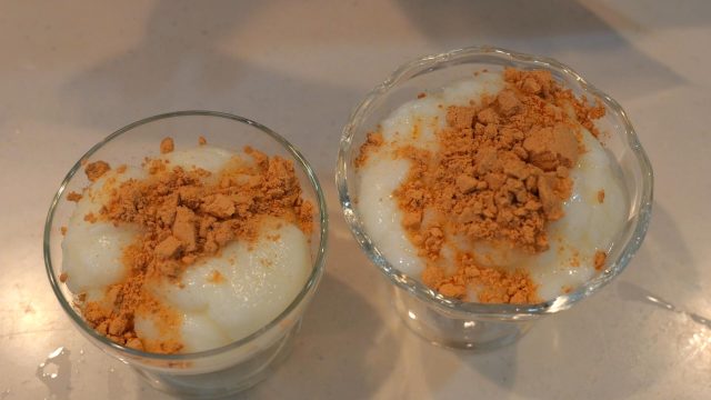 きな粉をかけたミルク餅