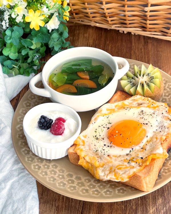 カリカリチーズと目玉焼きのせトースト