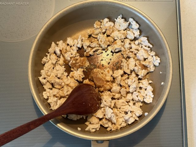 炒めた鶏ひき肉