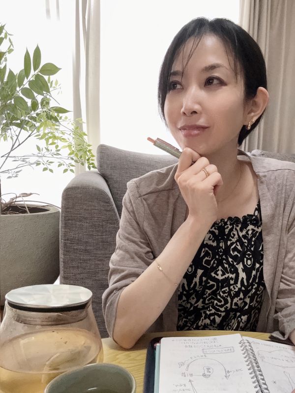 ペンを持つ女性