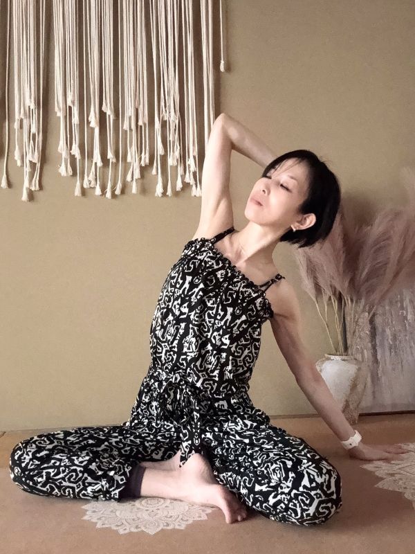 ヨガをする女性