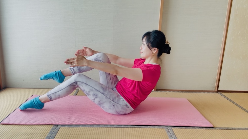 【座ったまま30回】足踏みするだけ！下腹すっきり「ながら体幹ピラティス」