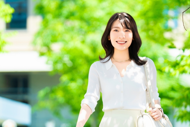 サンダル通勤はOK？知っておきたい「夏のオフィスの身だしなみ」